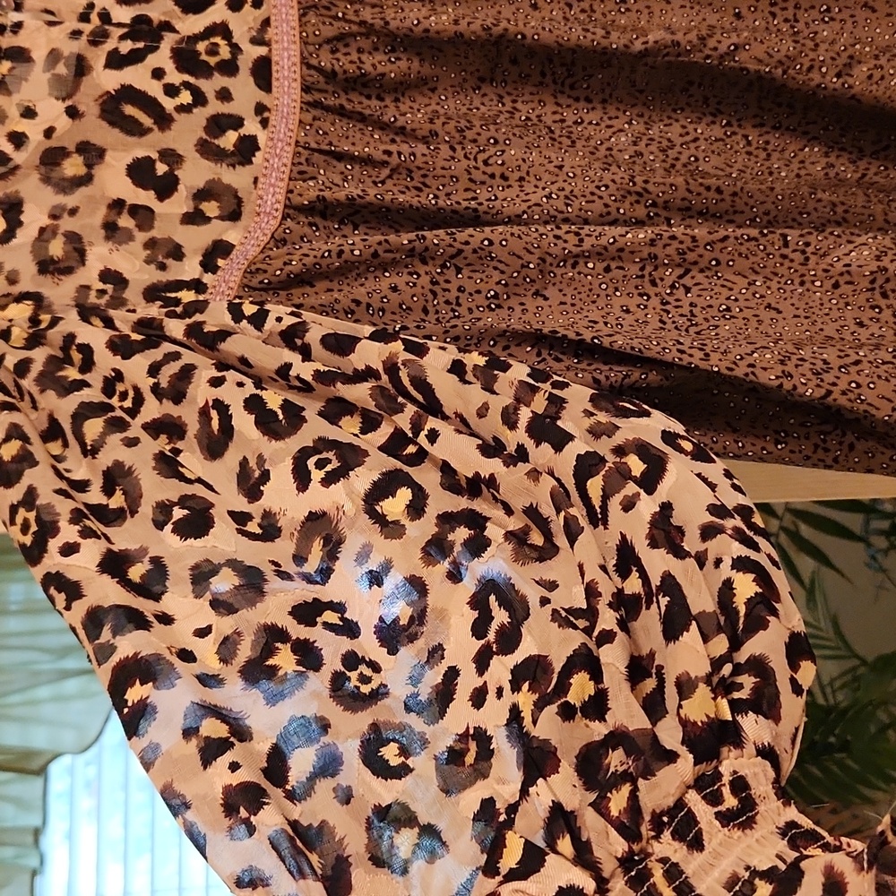 Beautifil Entro Leopard and Tan Blouse, Flowy Sleeves Gather At Wrist - Picture 5 of 13